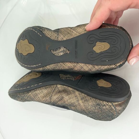 Born Women's Rozalee Ballet Flats Size 8 Gold Metallic Leather Slip On Shoes - Picture 10 of 13